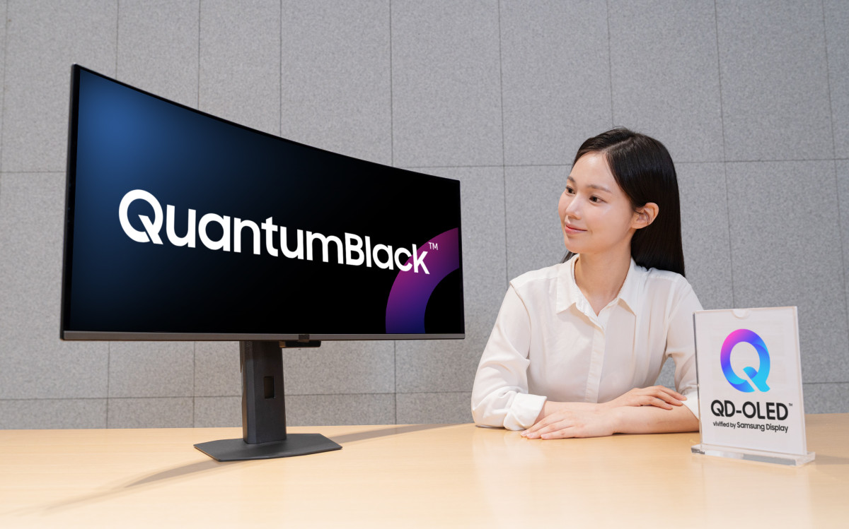 ▲삼성디스플레이만의 독보적인 저반사·고강도 필름 '퀀텀 블랙을 적용한 2026년 QD-OLED 모니터 신제품을 모델이 소개하고 있다. (사진제공-삼성디스플레이)