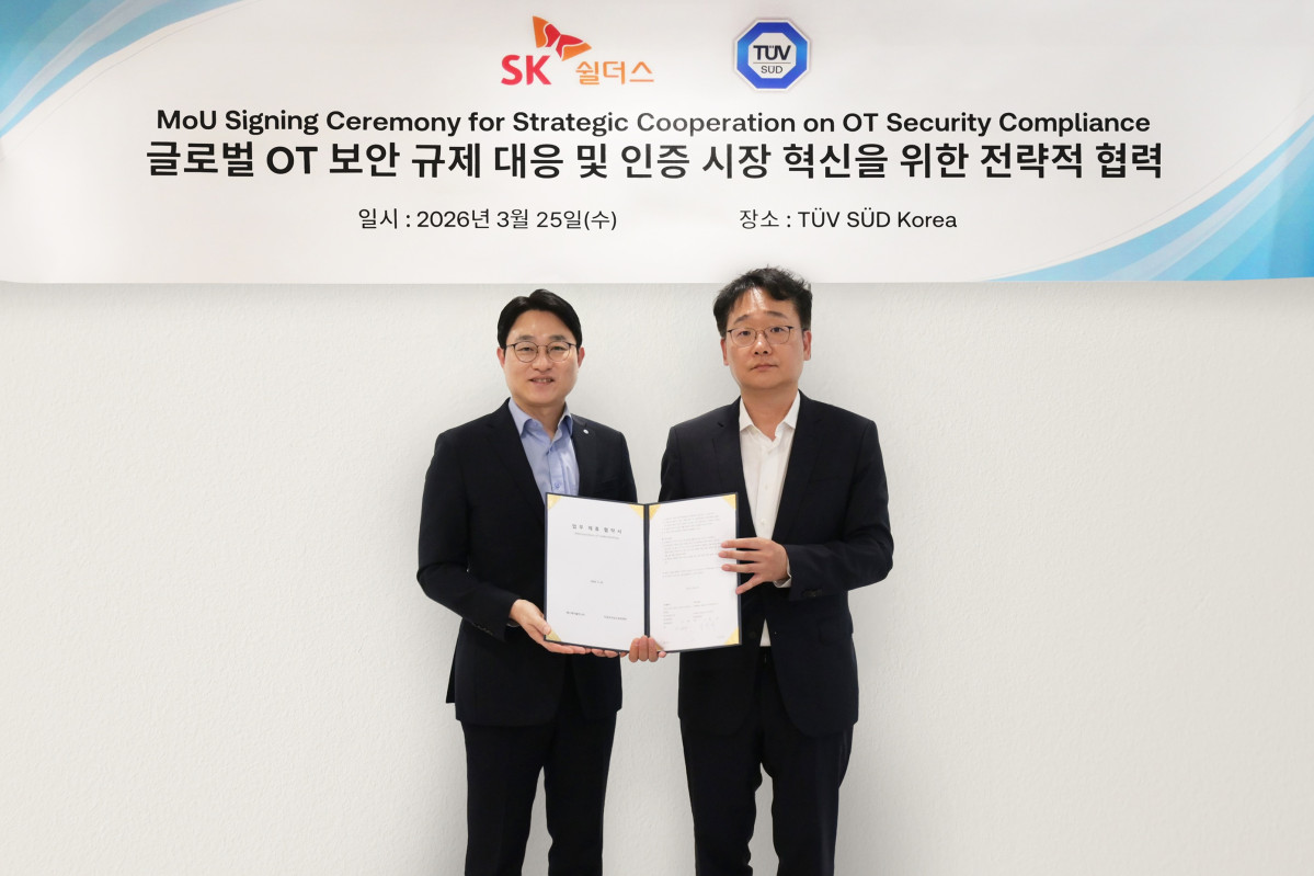 ▲지난 25일 이재우 SK쉴더스 사이버기술본부장(우측)과 서정욱 티유브이슈드코리아 대표가 서울 영등포구에 위치한 티유브이슈드코리아 본사에서 진행된 OT/ICS 보안 사업 강화 및 협업을 위한 업무협약을 체결한 뒤 기념촬영을 하고 있다. (사진제공=SK쉴더스)