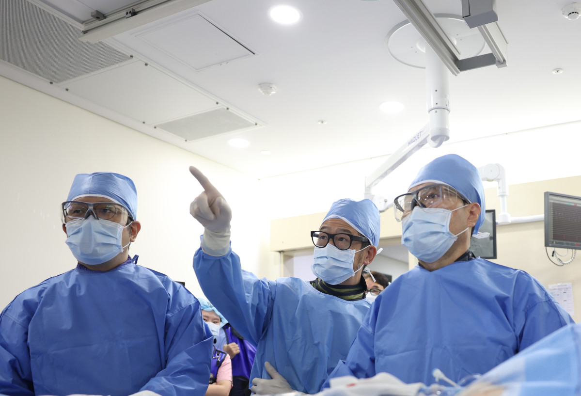 ▲온영근 삼성서울병원 순환기내과 교수(오른쪽 첫번째)가 펄스장 절제술을 진행하고 있다. (사진제공=삼성서울병원)