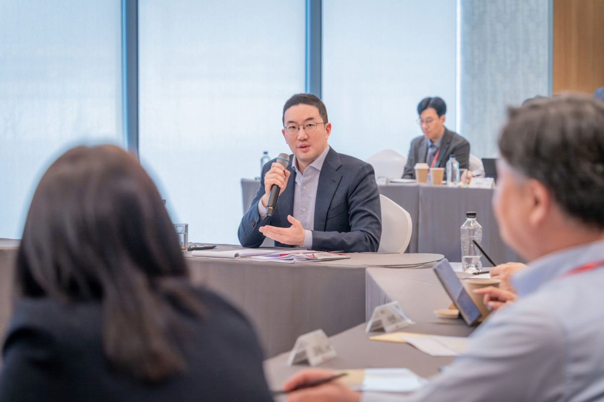 ▲25일 서울 중구 남산리더십센터에서 열린 사장단 회의에 참석한 구광모 LG그룹 회장이 사장단에 속도감 있는 AX 추진을 당부하고 있다. (사진=LG)