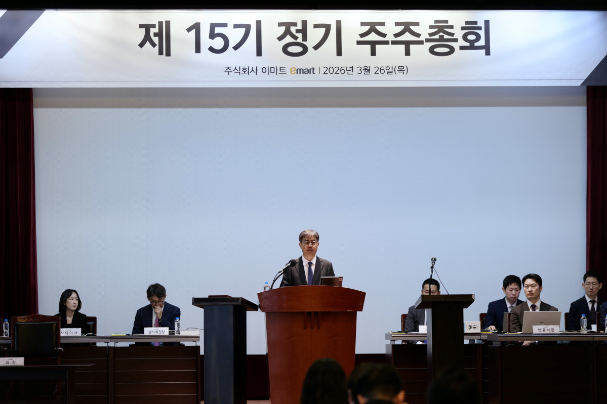 ▲한채양 이마트 대표가 26일 서울 중구 소공동 포스트타워에서 열린 정기 주주총회에서 인사말을 하고 있다 (사진제공=롯데쇼핑)