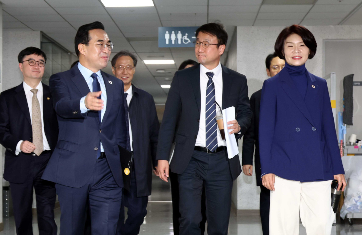 ▲박홍근(앞줄 왼쪽부터) 기획예산처 장관, 한병도 더불어민주당 원내대표, 한정애 정책위의장 등이 26일 오전 서울 여의도 국회 의원회관에서 열린 2026년 추가경정예산안 당정협의에 참석하고 있다. (사진=뉴시스)