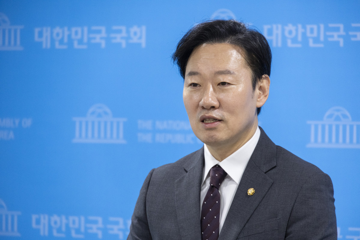 ▲국민의힘 박수민 의원이 26일 국회 소통관에서 서울시장 후보 출마 회견을 마친 뒤 취재진과 인터뷰 하고 있다. (연합뉴스)