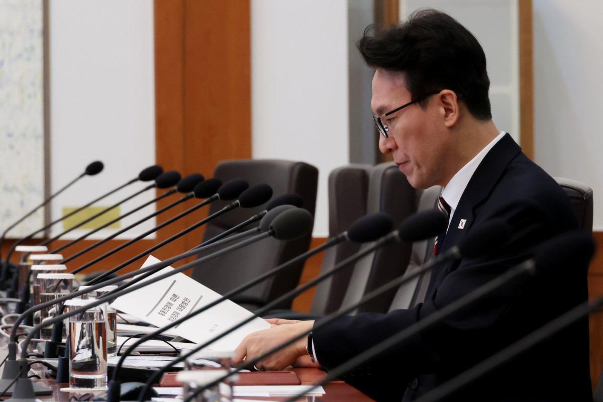 ▲김민석 국무총리가 26일 청와대에서 이재명 대통령 주재로 열린 비상경제점검회의에서 자료를 살펴보고 있다. (연합뉴스)