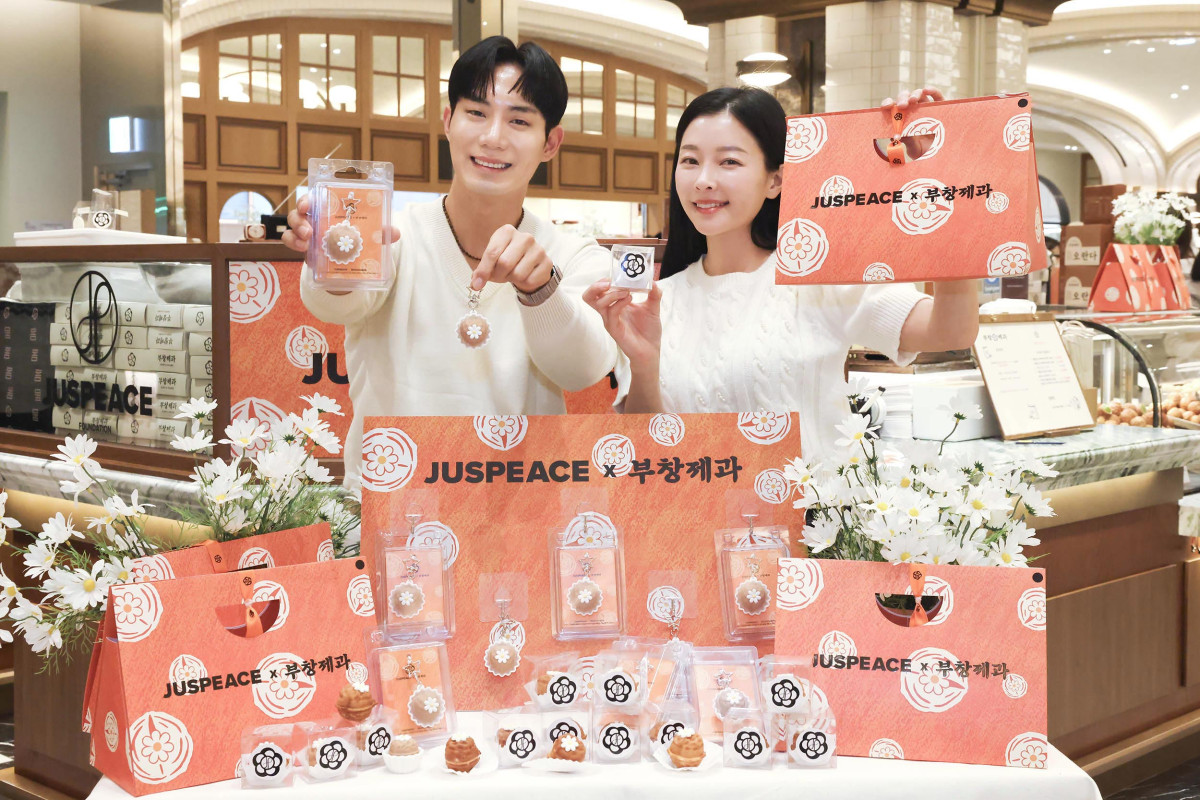 ▲신세계백화점 모델들이 26일 강남점 지하1층 스위트파크에서 부창제과X저스피스 협업 호두과자를  소개하고 있다. (사진제공=신세계백화점)