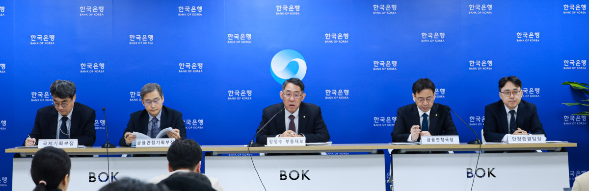▲26일 오전 서울 중구 한국은행에서 열린 금융안정 상황(2026년 3월) 설명회사진 왼쪽부터 유재현 국제기획부장, 이정연 금융안정기획부장, 장정수 부총재보, 임광규 금융안정국장, 김정호 안정총괄팀장 (사진제공=한국은행)