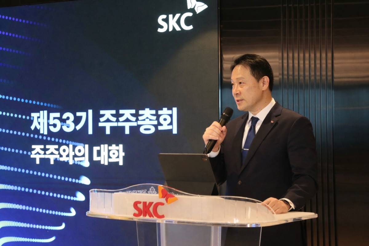 ▲김종우 SKC 대표이사가 26일 서울 중구 본사에서 제53기 정기주주총회에 참석해 주주들에게 경영현황을 설명하고 있다. (사진제공=SKC)
