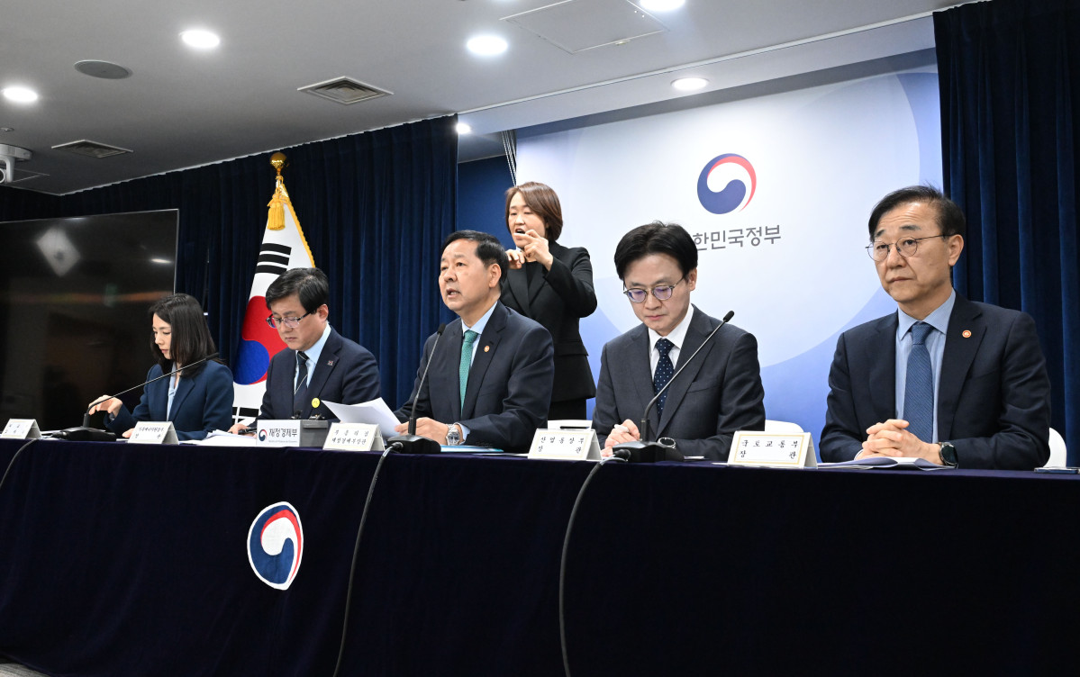 ▲구윤철 부총리 겸 재정경제부 장관이 3월 26일 서울 종로구 정부서울청사에서 열린 비상경제 점검회의 관련 관계부처 합동브리핑에 참석, 발표문을 낭독하고 있다. 왼쪽부터 김진아 외교부 2차관, 김성환 기후에너지환경부 장관, 구윤철 부총리, 김정관 산업통상부 장관, 김윤덕 국토교통부 장관. (재정경제부)