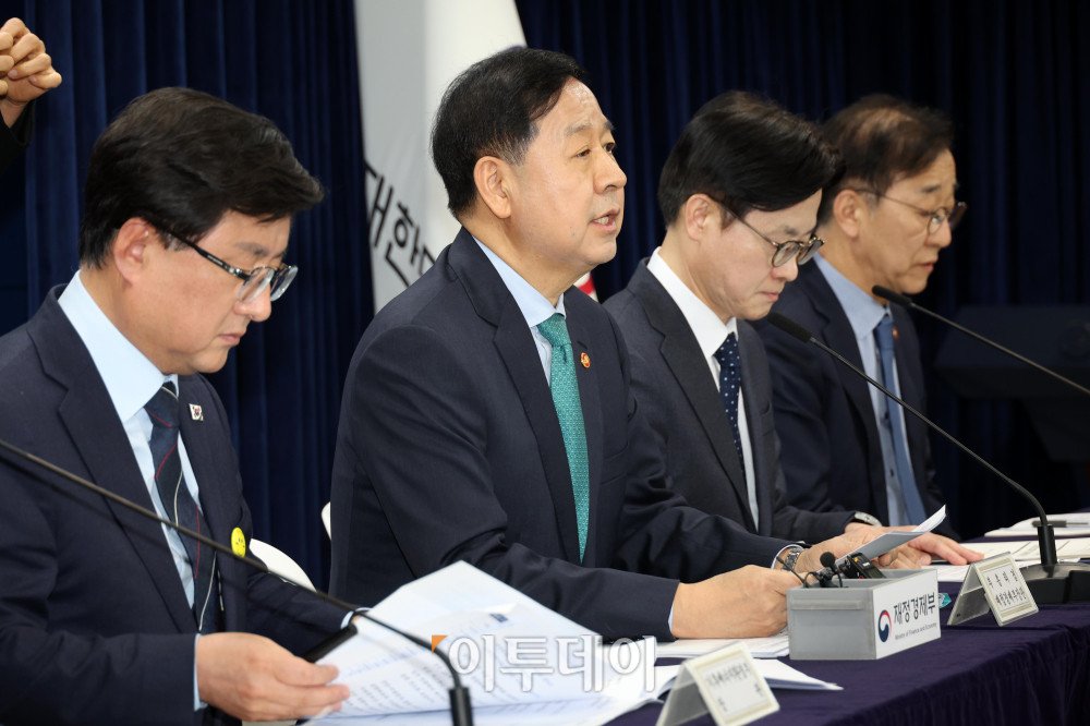 ▲구윤철 부총리 겸 재정경제부 장관이 26일 서울 종로구 정부서울청사에서 중동 전쟁에 따른 비상경제 대응 방안과 관련해 관계부처 합동 브리핑을 하고 있다. 이날 브리핑에는 김정관 산업통상부 장관, 김성환 기후에너지환경부 장관, 김윤덕 국토교통부 장관, 김진아 외교부 제2차관 등이 참석했다. 고이란 기자 photoeran@