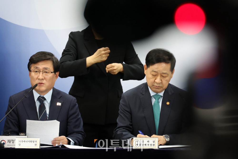 ▲김성환(왼쪽) 기후에너지환경부 장관이 26일 서울 종로구 정부서울청사에서 중동 전쟁에 따른 비상경제 대응방안과 관련해 관계부처 합동브리핑을 하고 있다. 이날 브리핑에는 구윤철(오른쪽) 부총리 겸 재정경제부 장관, 김정관 산업통상부 장관, 김윤덕 국토교통부 장관, 김진아 외교부 제2차관 등이 참석했다. 고이란 기자 photoeran@