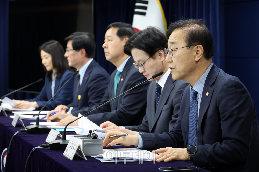 ▲김윤덕 국토교통부 장관이 26일 서울 종로구 정부서울청사에서 중동 전쟁에 따른 비상경제 대응방안과 관련해 관계부처 합동브리핑을 하고 있다. 이날 브리핑에는 구윤철 부총리 겸 재정경제부 장관, 김정관 산업통상부 장관, 김성환 기후에너지환경부 장관, 김윤덕 국토교통부 장관, 김진아 외교부 제2차관 등이 참석했다. 고이란 기자 photoeran@