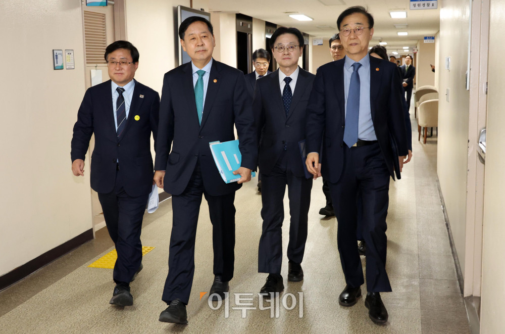 ▲구윤철 부총리 겸 재정경제부 장관이 26일 서울 종로구 정부서울청사에서 중동 전쟁에 따른 비상경제 대응 방안과 관련해 관계부처 합동 브리핑을 하기 위해 입장하고 있다. 왼쪽부터 김성환 기후에너지환경부 장관, 구 부총리, 김정관 산업통상부 장관, 김윤덕 국토교통부 장관. 고이란 기자 photoeran@