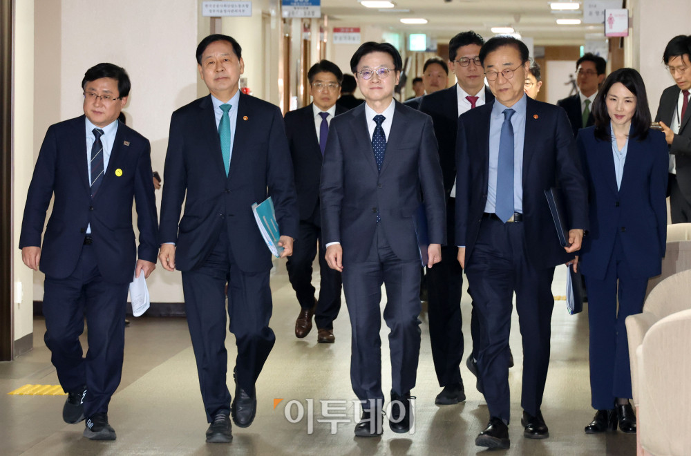 ▲구윤철 부총리 겸 재정경제부 장관이 26일 서울 종로구 정부서울청사에서 중동 전쟁에 따른 비상경제 대응 방안과 관련해 관계부처 합동 브리핑을 하기 위해 입장하고 있다. 왼쪽부터 김성환 기후에너지환경부 장관, 구 부총리, 김정관 산업통상부 장관, 김윤덕 국토교통부 장관, 김진아 외교부 제2차관. 고이란 기자 photoeran@