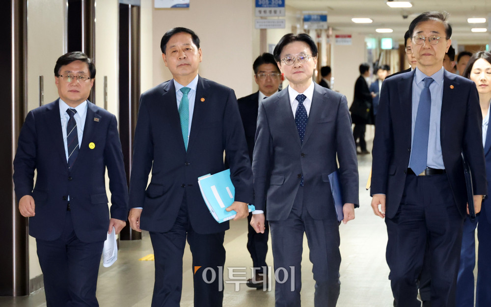 ▲구윤철 부총리 겸 재정경제부 장관이 26일 서울 종로구 정부서울청사에서 중동 전쟁에 따른 비상경제 대응 방안과 관련해 관계부처 합동 브리핑을 하기 위해 입장하고 있다. 왼쪽부터 김성환 기후에너지환경부 장관, 구 부총리, 김정관 산업통상부 장관, 김윤덕 국토교통부 장관. 고이란 기자 photoeran@