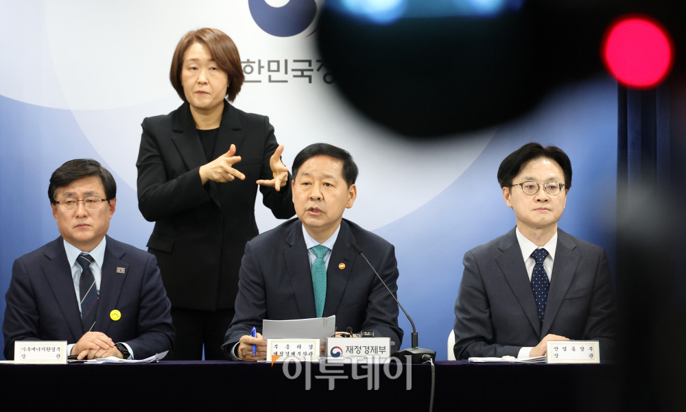 ▲구윤철 부총리 겸 재정경제부 장관이 26일 서울 종로구 정부서울청사에서 중동 전쟁에 따른 비상경제 대응 방안과 관련해 관계부처 합동 브리핑을 하고 있다. 이날 브리핑에는 김정관 산업통상부 장관, 김성환 기후에너지환경부 장관, 김윤덕 국토교통부 장관, 김진아 외교부 제2차관 등이 참석했다. 고이란 기자 photoeran@