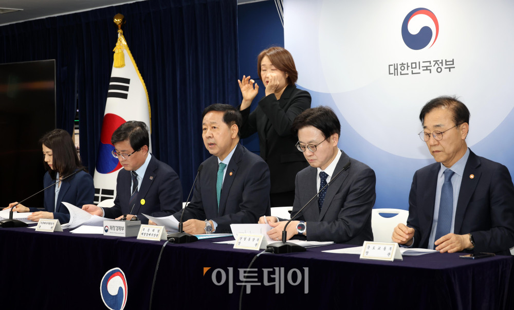 ▲구윤철 부총리 겸 재정경제부 장관이 26일 서울 종로구 정부서울청사에서 중동 전쟁에 따른 비상경제 대응 방안과 관련해 관계부처 합동 브리핑을 하고 있다. 이날 브리핑에는 김정관 산업통상부 장관, 김성환 기후에너지환경부 장관, 김윤덕 국토교통부 장관, 김진아 외교부 제2차관 등이 참석했다. 고이란 기자 photoeran@