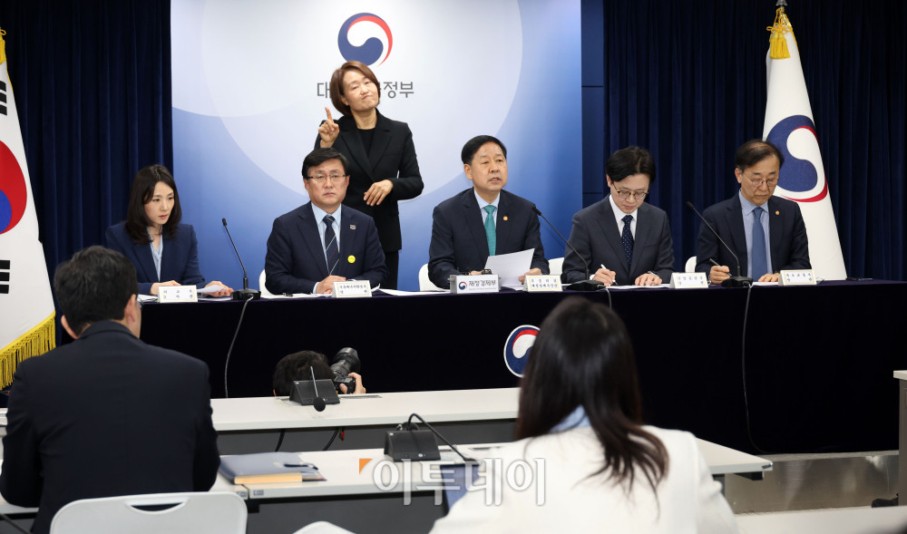 ▲구윤철 부총리 겸 재정경제부 장관이 26일 서울 종로구 정부서울청사에서 중동 전쟁에 따른 비상경제 대응 방안과 관련해 관계부처 합동 브리핑을 하고 있다. 이날 브리핑에는 김정관 산업통상부 장관, 김성환 기후에너지환경부 장관, 김윤덕 국토교통부 장관, 김진아 외교부 제2차관 등이 참석했다. 고이란 기자 photoeran@