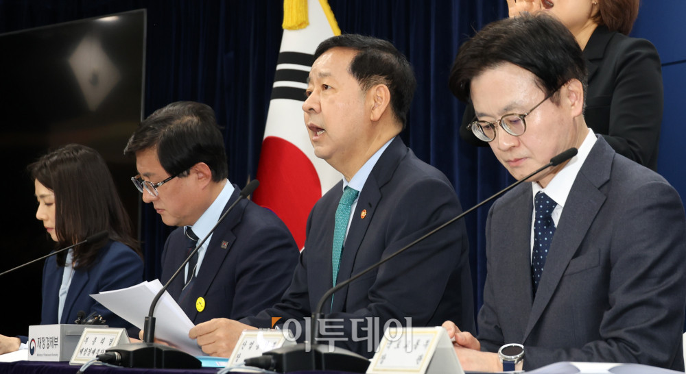 ▲구윤철 부총리 겸 재정경제부 장관이 26일 서울 종로구 정부서울청사에서 중동 전쟁에 따른 비상경제 대응 방안과 관련해 관계부처 합동 브리핑을 하고 있다. 이날 브리핑에는 김정관 산업통상부 장관, 김성환 기후에너지환경부 장관, 김윤덕 국토교통부 장관, 김진아 외교부 제2차관 등이 참석했다. 고이란 기자 photoeran@