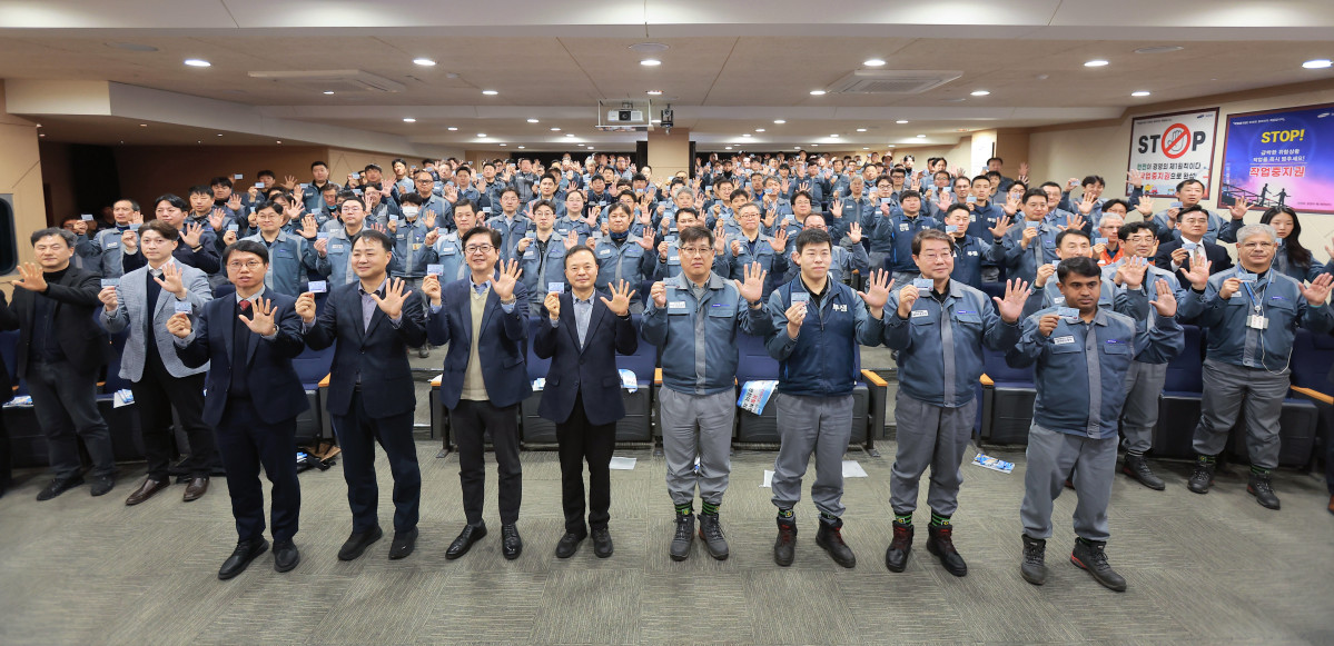 ▲남궁금성 삼성중공업 안전보건경영책임자(오른쪽 네번째)와 최원영 노동자협의회 위원장(오른쪽 세번째), 김인철 부산지방고용노동청 통영지청장(왼쪽 네번째), 정종득 안전보건공단 부산광역본부장(왼쪽 세번째) 등이 작업중지권 카드와 함께 '멈춰' 구호를 외치고 있다. (삼성중공업)