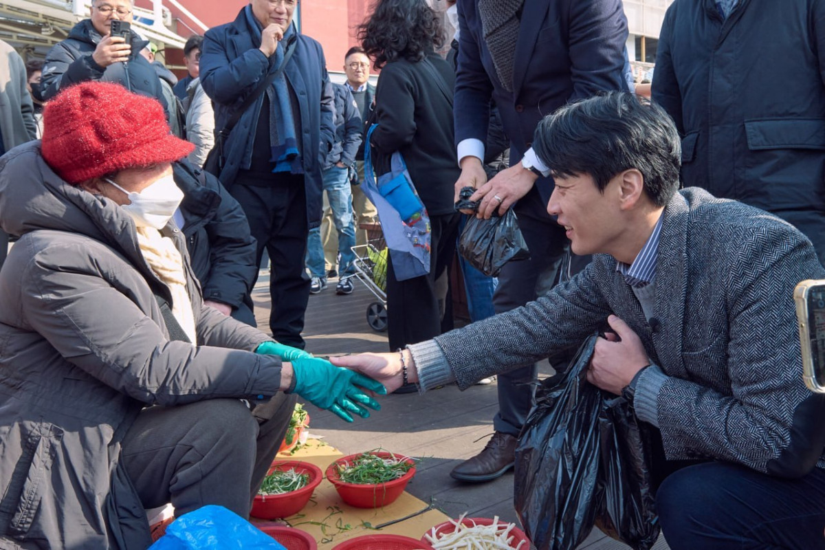 ▲더불어민주당 경기도지사 경선후보 한준호 국회의원이 '9박10일 경기도 질주' 캠페인 일환으로 경기도 내 전통시장을 찾아 상인과 따뜻하게 손을 맞잡으며 민생 현장의 목소리를 직접 청취하고 있다. 한 후보는 이번 캠페인을 통해 경기 북부·동부·남부·서부를 순환하며 권역별 맞춤 해법을 제시할 계획이다. (한준호 의원실)