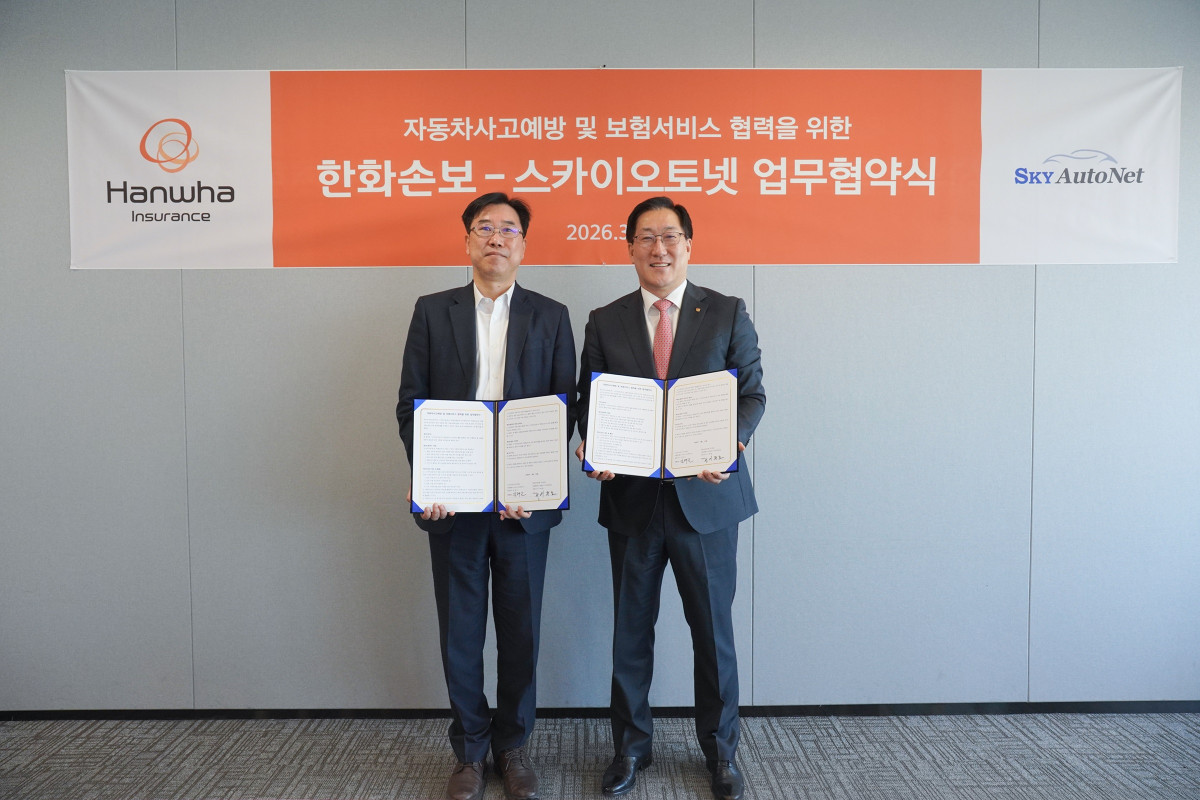 ▲한화손보가 24일 여의도 본사에서 스카이오토넷과 자동차 사고 예방 및 보험 서비스 협력을 위한 업무협약(MOU)을 체결했다. (오른쪽부터) 이준호 한화손보 전략영업부문장(부사장), 김태근 스카이오토넷 대표이사. (사진제공 = 한화손해보험)