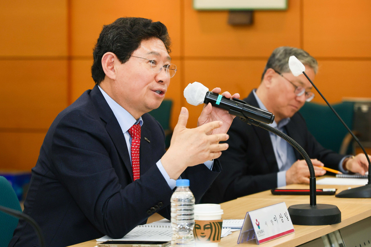 ▲이상일 용인특례시장이 25일 시청 3층 비전홀에서 열린 '2026년 제2회 반도체산업 경쟁력강화위원회' 회의에서 마이크를 잡고 전력 2단계 계획 주무 장관 미서명을 "개탄스러운 일"이라고 직격하며 정부의 실행 의지를 강도 높게 압박하고 있다. (용인특례시)