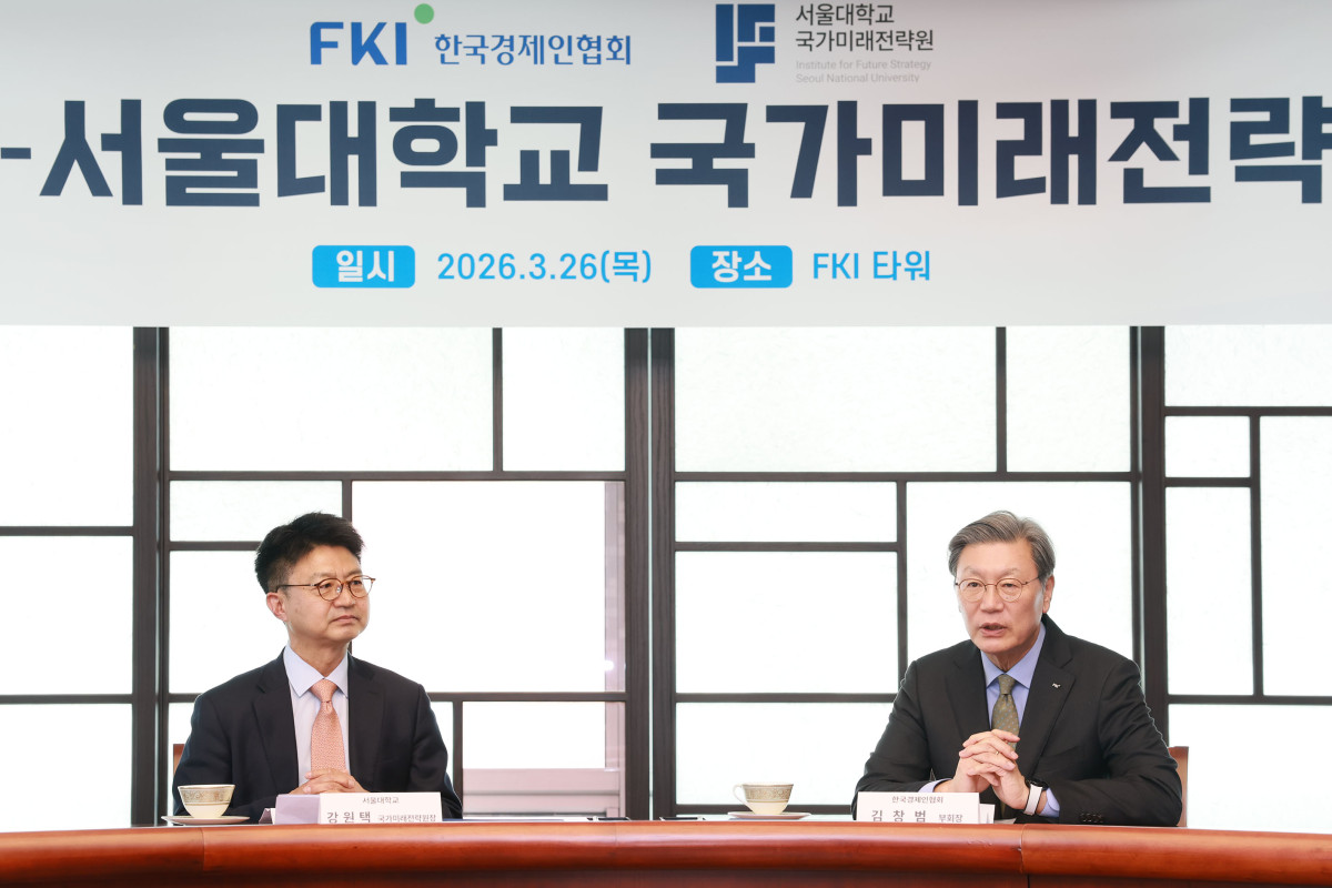 ▲김창범 한국경제인협회 부회장이 26일 FKI타워에서 열린 '한경협·서울대 국가미래전략원 MOU 체결식'에 참석해 인사말을 하고 있다. 이번 협약을 계기로 한경협과 서울대 국가미래전략원은 ▲한국형 녹색전환(K-GX) 전략 연구, ▲세미나 개최, ▲공동연구 실무협의회 개최, ▲연구인력 및 지식정보(발간물 등) 교류 등의 협업을 강화해 나갈 예정이다. 사진 왼쪽부터 강원택 국가미래전략원 원장, 김창범 한국경제인협회 부회장 (한경협)