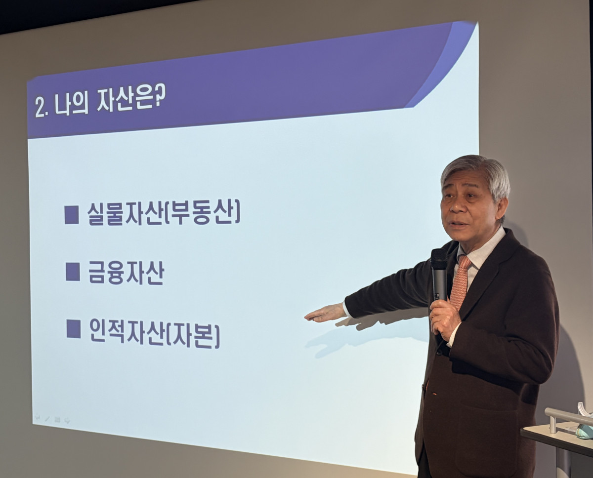 ▲26일 이투데이 빌딩 19층 라운지에서 강창희 대표가 '비바 브라보 클럽' 1회차 강연을 진행하고 있다. (박지수 기자 jsp@)