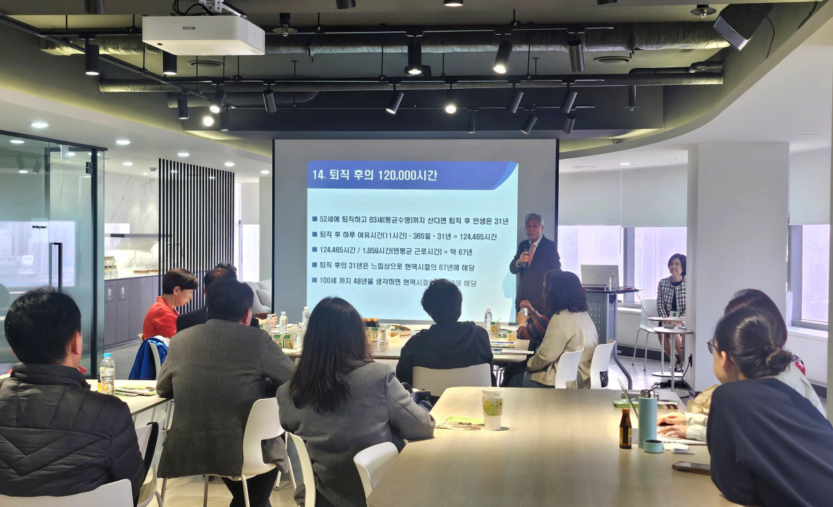 ▲26일 이투데이 빌딩 19층 라운지에서 강창희 대표가 '비바 브라보 클럽' 1회차 강연을 진행하고 있다. (박지수 기자 jsp@)