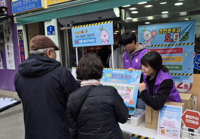 ▲서울 영등포구 일대에서 진행한 ‘2026 복권 건전문화 캠페인’ 현장에서 시민들이 복권 건전문화 퀴즈, 과몰입 예방 게임 등 다양한 프로그램에 참여하고 있다. (사진제공=동행복권)