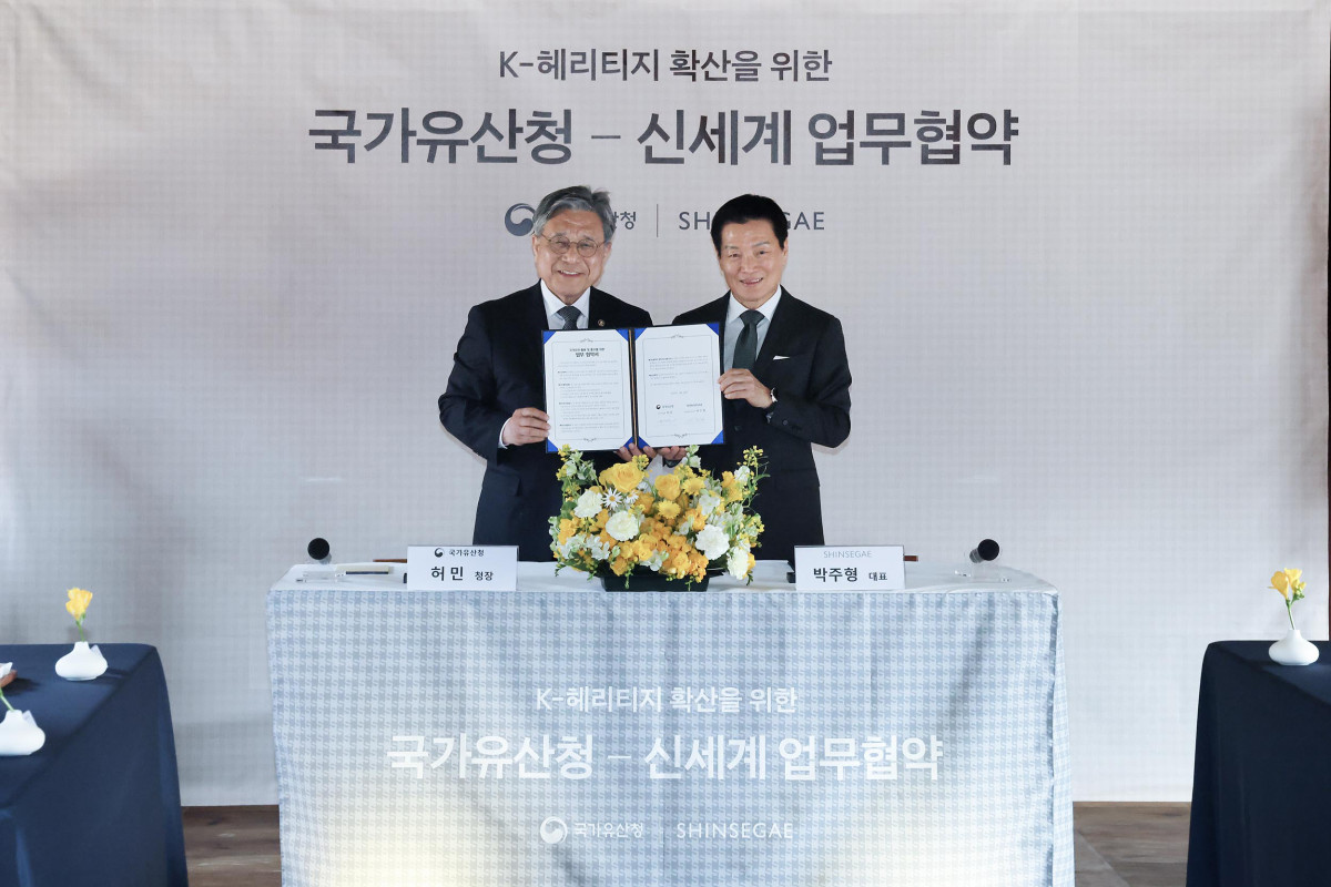 ▲박주형 신세계 대표이사 사장과 허민 국가유산청 청장이 26일 서울 종로구 창덕궁에서 국가유산 보존 및 홍보와 대중적 활용 확대를 위한 업무협약(MOU)을 체결했다. (사진제공=신세계)