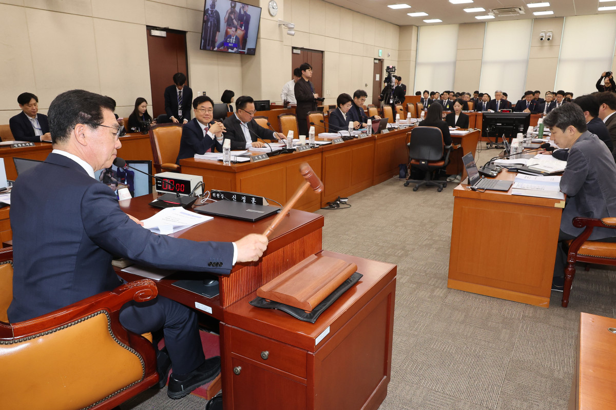 ▲국회 행정안전위원회 신정훈 위원장이 26일 국회에서 열린 행안위 전체회의에서 안건을 상정하고 있다. (연합뉴스)
