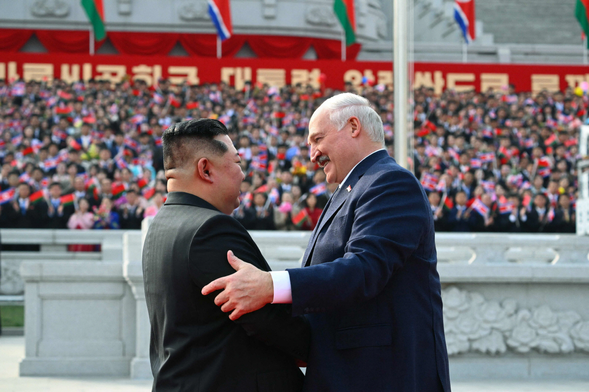 ▲김정은 북한 국무위원장과 알렉산드르 루카셴코 벨라루스 대통령이 26일 평양에서 마주하고 있다. (평양/AFP연합뉴스)