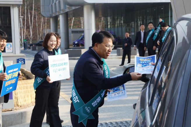 ▲26일 강원랜드 행정동 사옥 앞 남한규 경영지원본부장이 에너지 절감 캠페인에 나서고 있다. (사진제공 = 강원랜드)