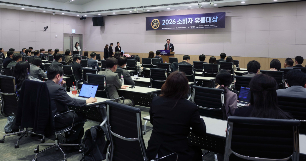 ▲이종재 이투데이 대표이사 부회장이 26일 서울 여의도 FKI타워 컨퍼런스센터에서 열린 ‘2026 소비자 유통대상’에서 인사말을 하고 있다. 이투데이가 주최한 소비자 유통대상은 진화하는 유통산업을 이끄는 리더를 발굴하고 시상함으로써 유통산업의 발전적인 모델을 공유하고 널리 전파하는 자리다. 신태현 기자 holjjak@