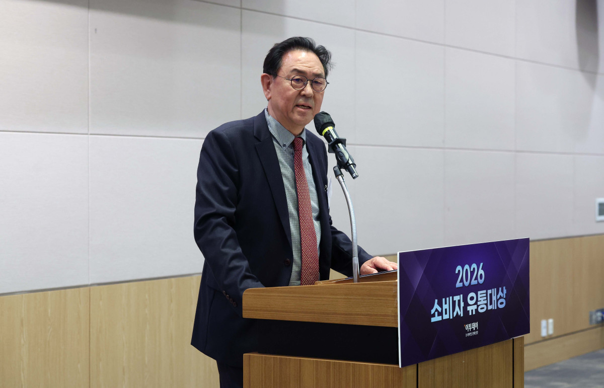 ▲이종재 이투데이 대표이사 부회장이 26일 서울 여의도 FKI타워 컨퍼런스센터에서 열린 ‘2026 소비자 유통대상’에서 인사말을 하고 있다. 이투데이가 주최한 소비자 유통대상은 진화하는 유통산업을 이끄는 리더를 발굴하고 시상함으로써 유통산업의 발전적인 모델을 공유하고 널리 전파하는 자리다. 신태현 기자 holjjak@