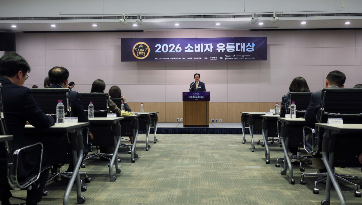 ▲이규봉 산업통상부 중견기업정책관이 26일 서울 여의도 FKI타워 컨퍼런스센터에서 열린 ‘2026 소비자 유통대상’에서 축사를 하고 있다. 이투데이가 주최한 소비자 유통대상은 진화하는 유통산업을 이끄는 리더를 발굴하고 시상함으로써 유통산업의 발전적인 모델을 공유하고 널리 전파하는 자리다. 신태현 기자 holjjak@