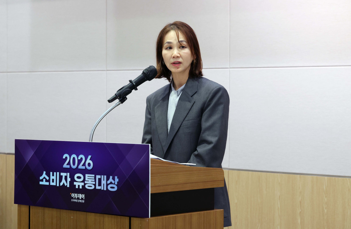 ▲최자영 한국유통학회 회장이 26일 서울 여의도 FKI타워 컨퍼런스센터에서 열린 ‘2026 소비자 유통대상’에서 심사평을 하고 있다. 이투데이가 주최한 소비자 유통대상은 진화하는 유통산업을 이끄는 리더를 발굴하고 시상함으로써 유통산업의 발전적인 모델을 공유하고 널리 전파하는 자리다. 신태현 기자 holjjak@