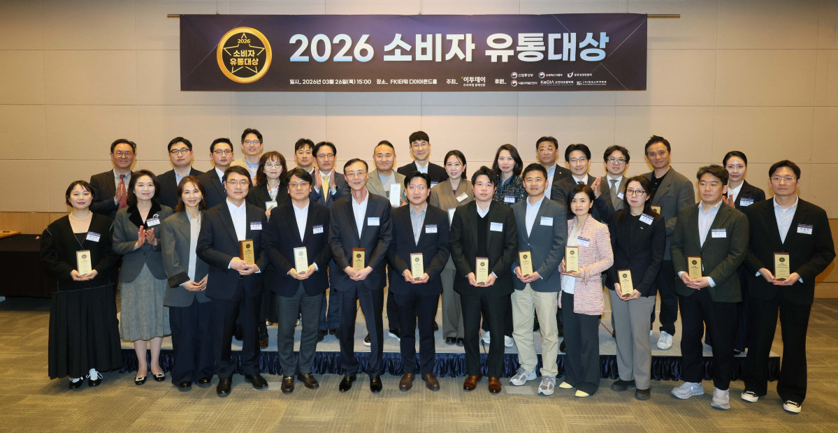 ▲26일 서울 여의도 FKI타워 컨퍼런스센터에서 열린 ‘2026 소비자 유통대상’에서 종합대상인 산업통상부장관상을 수상한 박상섭 롯데백화점 상무 등 각부문별 수상자들과 이규봉 산업통상부 중견기업정책관, 최자영 한국유통학회 회장, 유현정 한국소비자학회 공동회장, 이종재 이투데이 대표이사 부회장 등이 기념촬영을 하고 있다. 이투데이가 주최한 소비자 유통대상은 진화하는 유통산업을 이끄는 리더를 발굴하고 시상함으로써 유통산업의 발전적인 모델을 공유하고 널리 전파하는 자리다. 신태현 기자 holjjak@