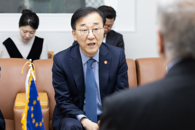▲김윤덕 국토교통부 장관이 Ugo Astuto 주한 유럽연합(EU) 대사와 만나 대화하고 있다. (사진제공=국토교통부)