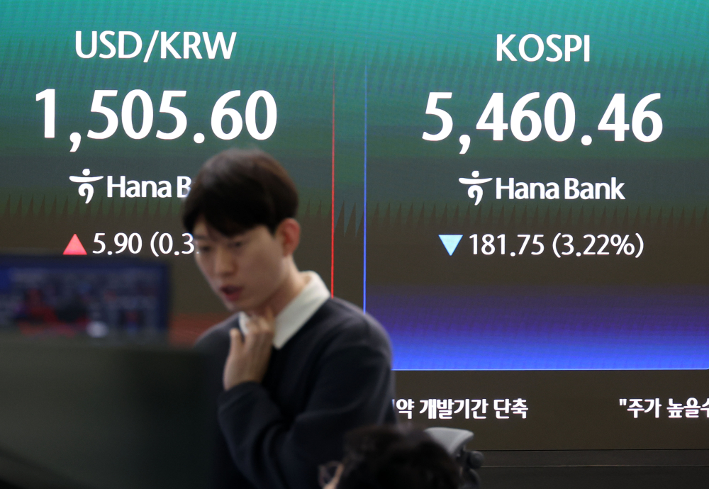 ▲26일 서울 중구 하나은행 딜링룸 전광판에 코스피 지수가 전 거래일보다 181.75포인트(3.22%) 내린 5460.46을 나타내고 있다. (고이란 기자 photoeran@)
