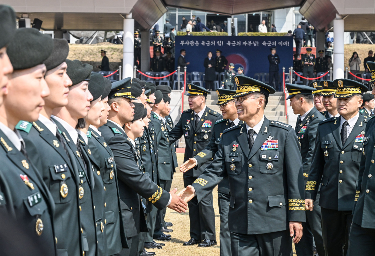 ▲육군 26-1기 부사관 임관식에서 김규하(대장) 육군참모총장이 신임부사관들과 기념사진을 촬영하고 있다. (육군)