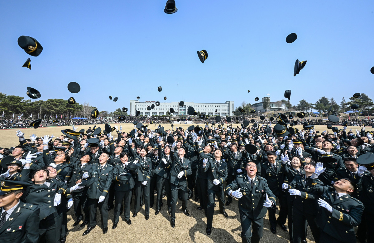 ▲육군 26-1기 부사관 임관식에서 신임부사관들이 정모를 던지며 자축하고 있다. (육군)