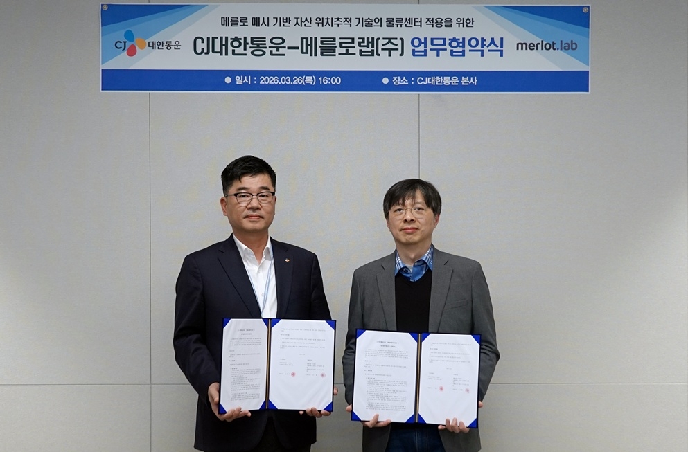 ▲지난 26일 서울 종로구 CJ대한통운 본사에서 진행된 측위기술 공동개발 업무협약식에서 윤철주 CJ대한통운 FT본부장(왼쪽)과 신소봉 메를로랩 대표가 기념사진을 찍고 있다. (사진=CJ대한통운)
