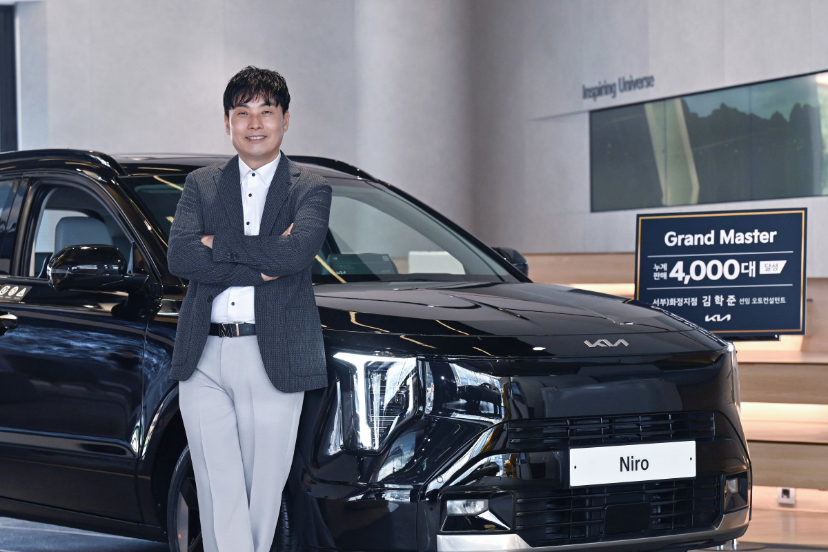 ▲기아 김학준 선임 오토컨설턴트가 서울 강남구에 위치한 브랜드 체험공간 Kia 360에서 기념 촬영을 하는 모습. (사진=기아)