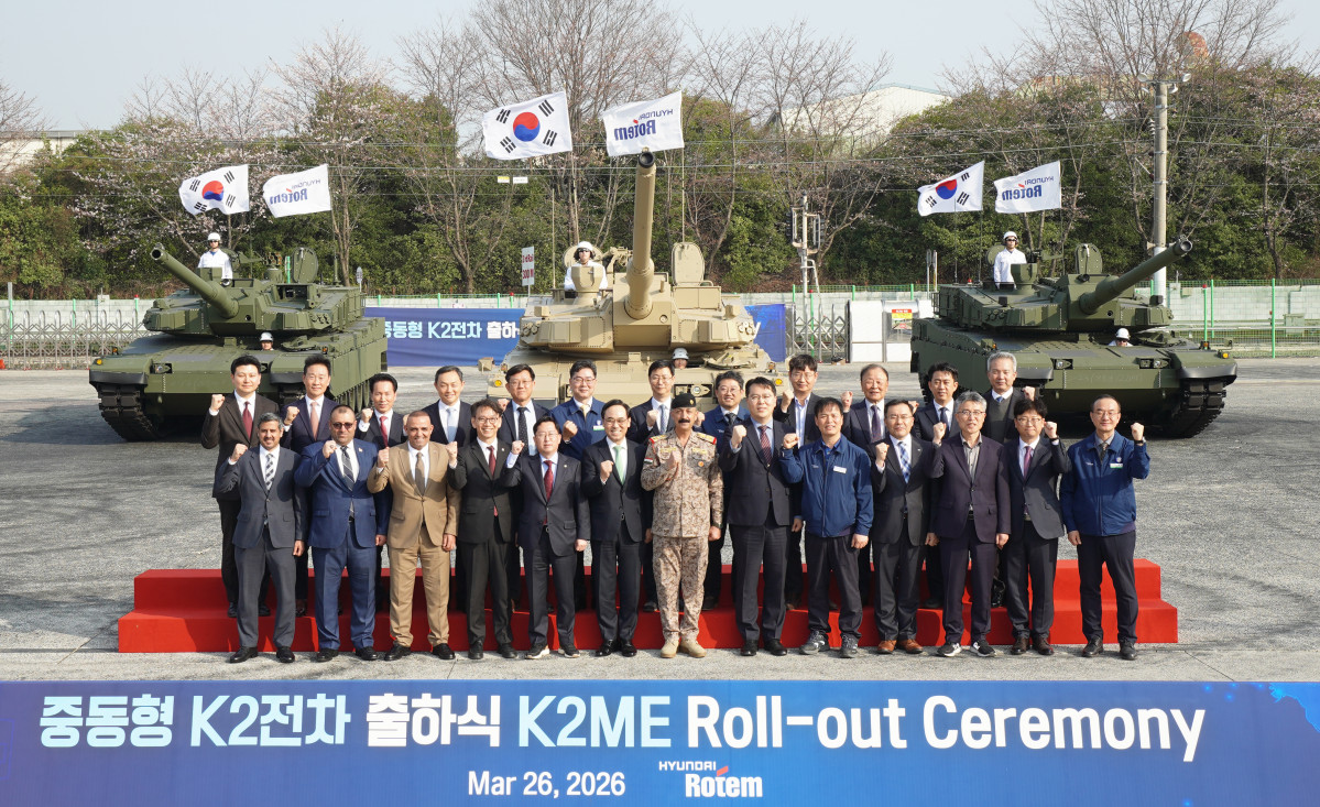 ▲국내외 정관계 인사들과 협력사, 현대로템 임직원 등이 지난 26일 경남 창원공장에서 열린 ‘중동형 K2 전차(K2ME) 출하식’에서 기념 촬영을 하고 있다. (현대로템)