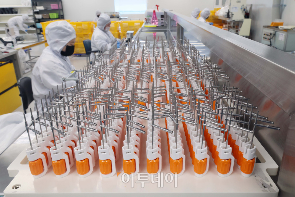 ▲파인메딕스 생산직원이 제품을 조립하고 있다. 신태현 기자 holjjak@