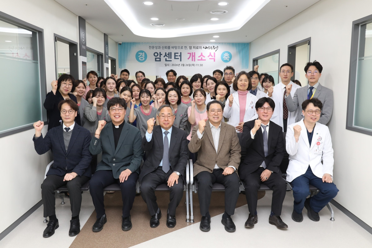 ▲26일 한림대학교성심병원에서 개최된 암센터 확충 개소식에서 의료진들이 기념 촬영을 하고 있다. 맨 앞줄 왼쪽부터 박성진 학교법인일송학원 기획조정실장, 마리아의 아들 수도회 배병우 헨리코 신부, 김용선 한림대학교의료원장, 윤희성 학교법인일송학원 이사장, 장대영 한림대학교성심병원 암센터장, 김형수 한림대학교성심병원장. (사진제공=한림대성심병원)