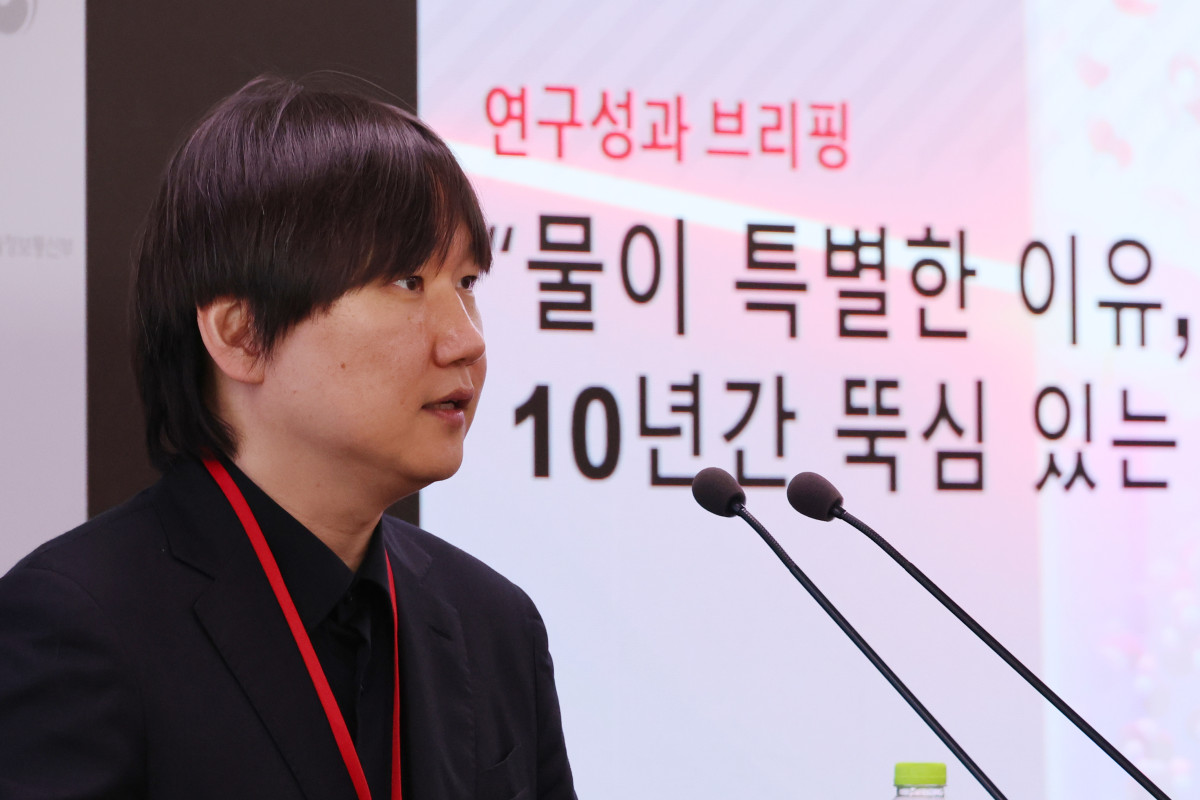 ▲김경환 포항공과대학교 교수가 24일 세종시 정부세종청사 과학기술정보통신부 기자실에서 일반적인 액체와는 다른 초임계유체로서의 물의 특성에 대한 연구 성과를 발표하고 있다. (연합뉴스)