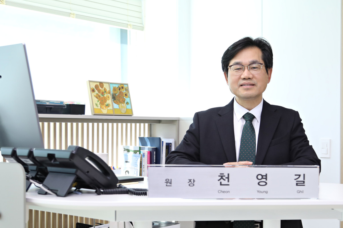 ▲천영길 한국건설생활환경시험연구원(KCL) 원장이 사진 촬영 포즈를 취하고 있다. (사진제공=한국건설생활환경시험연구원)
